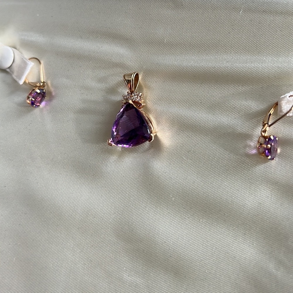 Beautiful amethyst and gold pendant and earring set w display case